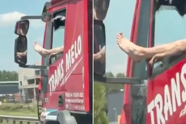 [VIDEO] Un camionero fue grabado manejando con una mano y un pie afuera