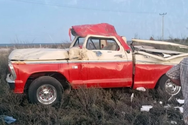 Una camioneta volcó tras sufrir un desperfecto mecánico: tres personas resultaron heridas