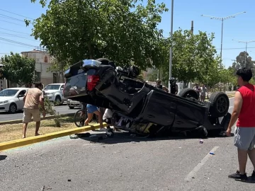 Una mujer destruyó en un vuelco la camioneta en la que viajaba: hacía menos de un mes la había sacado de la concesionaria Una mujer destruyó en un vuelco la camioneta en la que viajaba: hacía menos de un mes la había sacado de la concesionaria