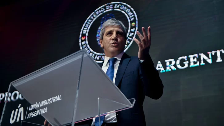 Luis Caputo volvió a defender la política cambiaria oficial ante industriales: “En la mayoría de los países el dólar no flota libremente”