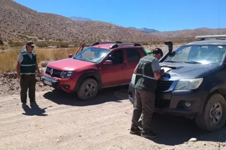 Tras un llamado anónimo, agentes de Conservación interceptaron cazadores furtivos con presas muertas, en zona de San Guillermo