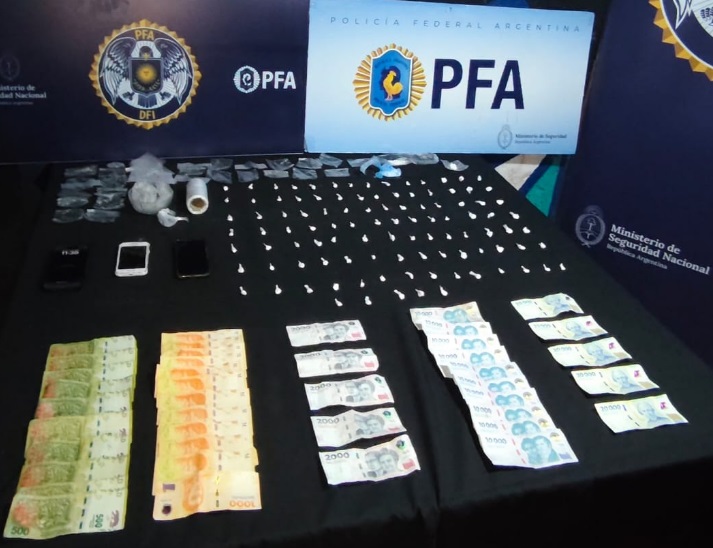 Dos allanamientos en Chimbas terminaron con un importante secuestro de cocaína y cuatro detenidos Dos allanamientos en Chimbas terminaron con un importante secuestro de cocaína y cuatro detenidos