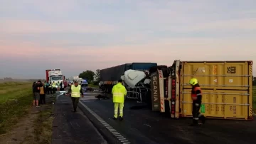 Choque y vuelco de dos camiones en la Ruta 9: hay un herido leve Choque y vuelco de dos camiones en la Ruta 9: hay un herido leve