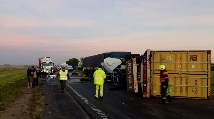 Choque y vuelco de dos camiones en la Ruta 9: hay un herido leve Choque y vuelco de dos camiones en la Ruta 9: hay un herido leve