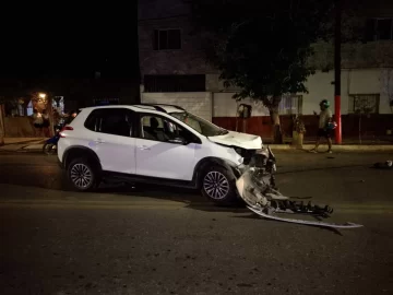 Aparatoso choque entre una moto y una camioneta en Chimbas Aparatoso choque entre una moto y una camioneta en Chimbas