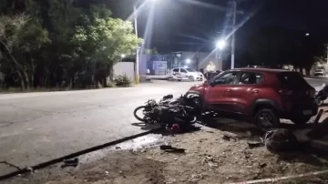 El terrible momento en que un auto se cruza de carril y embiste a tres motos quedó grabado por una cámara de seguridad