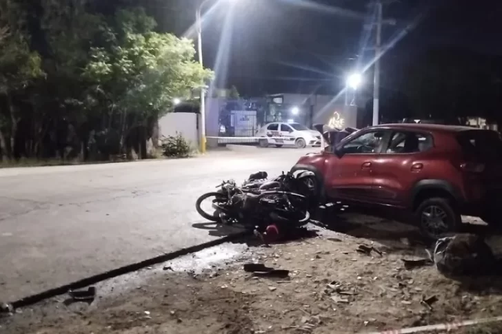 Pasó a otro auto y chocó a tres motos de frente: entre los heridos hay un menor de 13 años