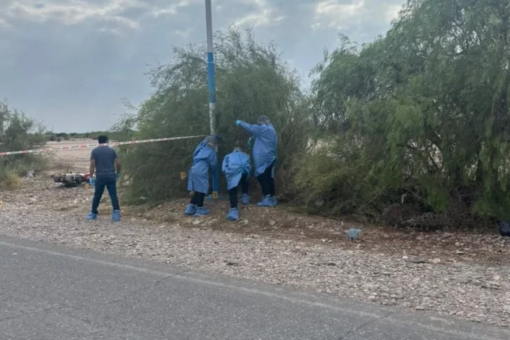 Perdió el control de su moto, chocó contra un poste de luz y murió en el acto