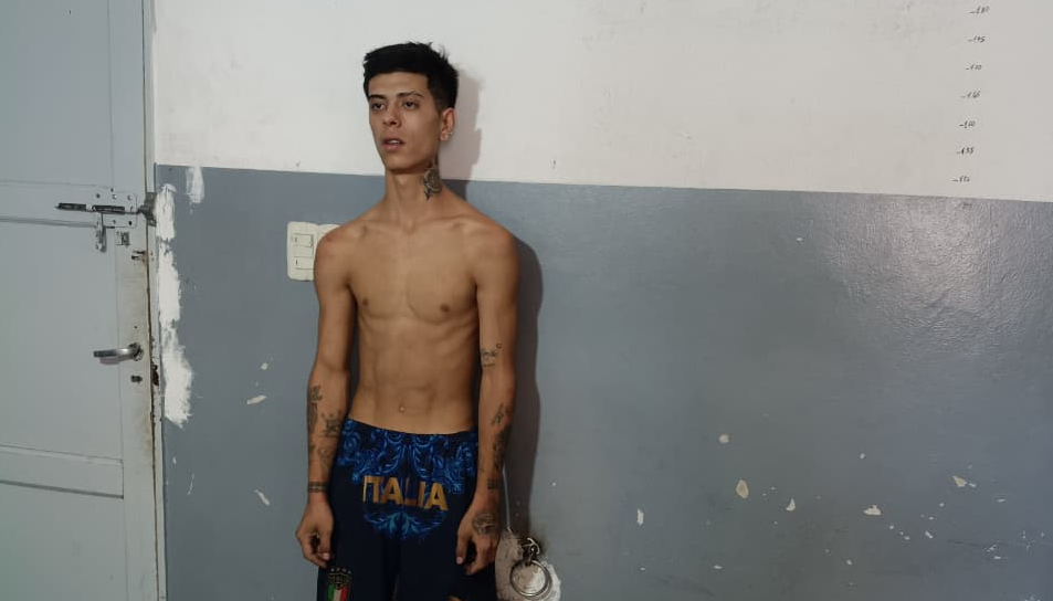 Robó un celular a punta de cuchillo, fue detenido y destruyó un patrullero: “Te voy a llenar a corchazos” Robó un celular a punta de cuchillo, fue detenido y destruyó un patrullero: “Te voy a llenar a corchazos”