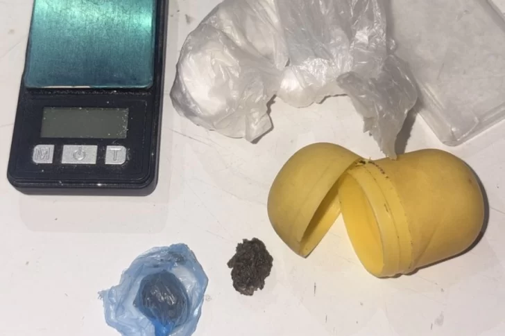 Huevito con sorpresa: vendía droga en las cápsulas de plástico de la famosa golosina de chocolate