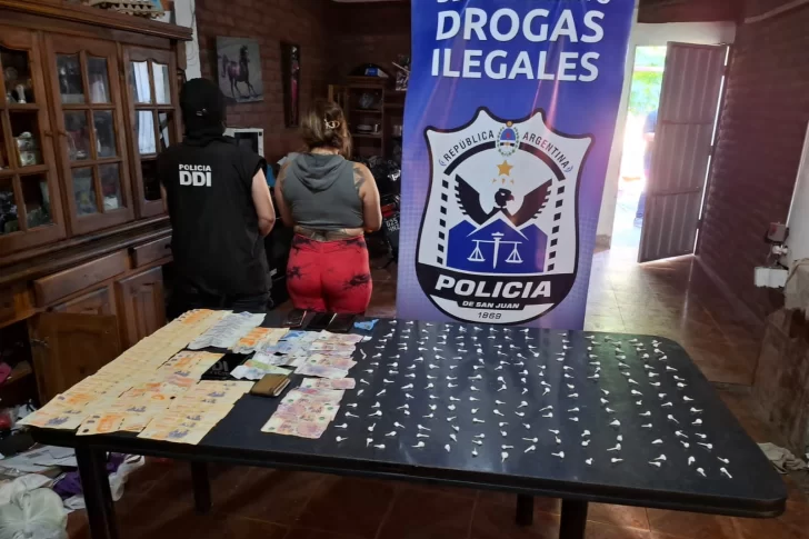 Operativo en Rawson: incautaron 200 envoltorios de cocaína, 8 plantas de marihuana y más de $200.000