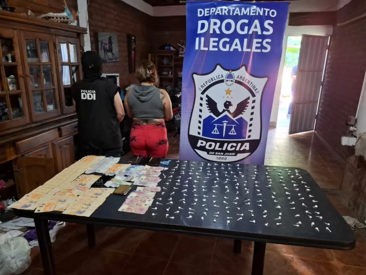 Operativo en Rawson: incautaron 200 envoltorios de cocaína, 8 plantas de marihuana y más de $200.000