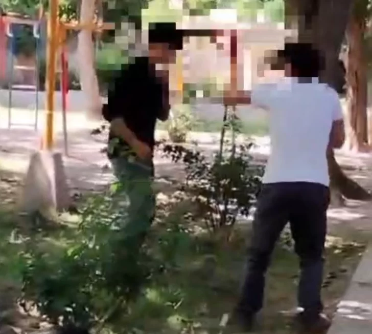 Dos alumnos sanjuaninos se agarraron a las piñas por una chica y el video se hizo viral: “Mi hijo recibió muchos golpes y nadie hizo nada” Dos alumnos sanjuaninos se agarraron a las piñas por una chica y el video se hizo viral: “Mi hijo recibió muchos golpes y nadie hizo nada”