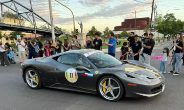 Furor: los sanjuaninos coparon las calles para observar el paso de los 30 Ferrari que recorren el país Furor: los sanjuaninos coparon las calles para observar el paso de los 30 Ferrari que recorren el país