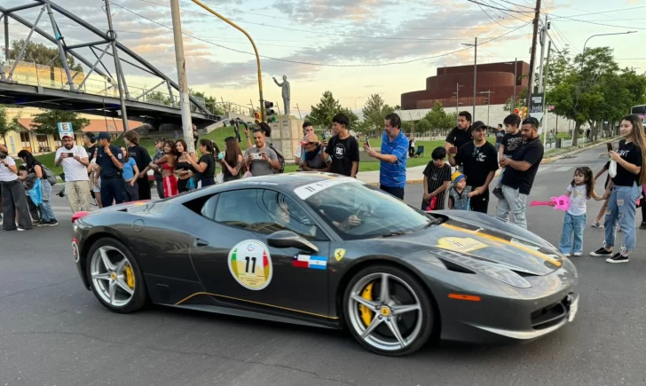 Furor: los sanjuaninos coparon las calles para observar el paso de los 30 Ferrari que recorren el país Furor: los sanjuaninos coparon las calles para observar el paso de los 30 Ferrari que recorren el país