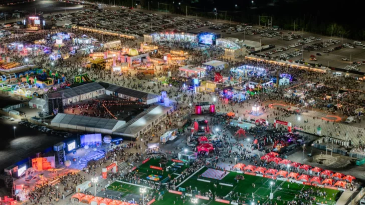 Multitudinaria convocatoria en la primera noche de la feria de la FNS 2025: casi 60.000 personas disfrutaron de los stand y patios gastronómicos Multitudinaria convocatoria en la primera noche de la feria de la FNS 2025: casi 60.000 personas disfrutaron de los stand y patios gastronómicos