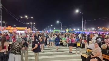 Fiesta Nacional del Sol 2025: récord de asistencia en la tercera noche, con más de 100 mil personas Fiesta Nacional del Sol 2025: récord de asistencia en la tercera noche, con más de 100 mil personas