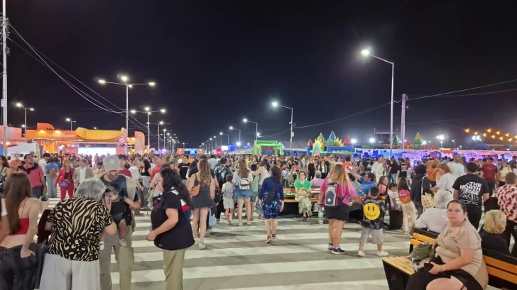 Fiesta Nacional del Sol 2025: récord de asistencia en la tercera noche, con más de 100 mil personas Fiesta Nacional del Sol 2025: récord de asistencia en la tercera noche, con más de 100 mil personas