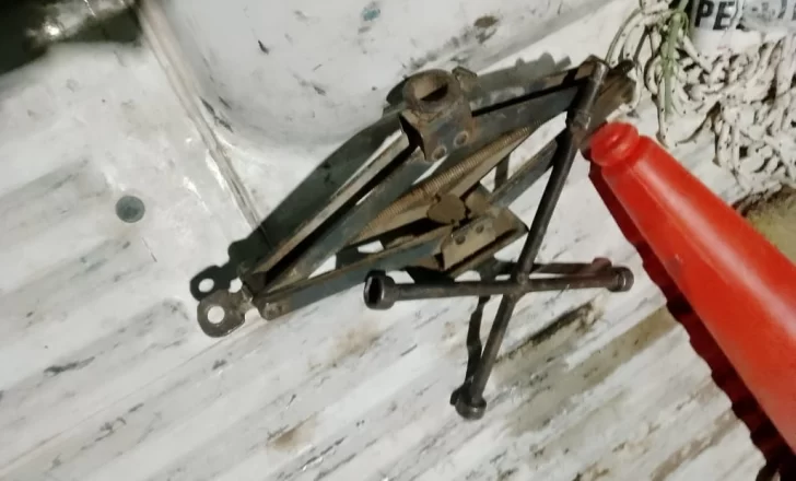 Tras una persecución, fue detenido por robar una llave cruz y un gato de auto Tras una persecución, fue detenido por robar una llave cruz y un gato de auto