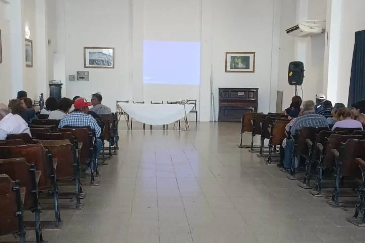 Vecinos de dos pueblos de Sarmiento se unieron para protestar por  la falta de agua de riego