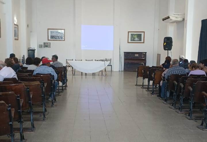 Vecinos de dos pueblos de Sarmiento se unieron para protestar por la falta de agua de riego Vecinos de dos pueblos de Sarmiento se unieron para protestar por la falta de agua de riego