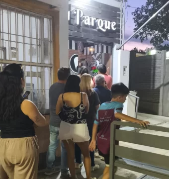 Heladerías desbordadas y largas filas para aprovechar el 2×1 de la “Noche de las Heladerías” en San Juan Heladerías desbordadas y largas filas para aprovechar el 2×1 de la “Noche de las Heladerías” en San Juan