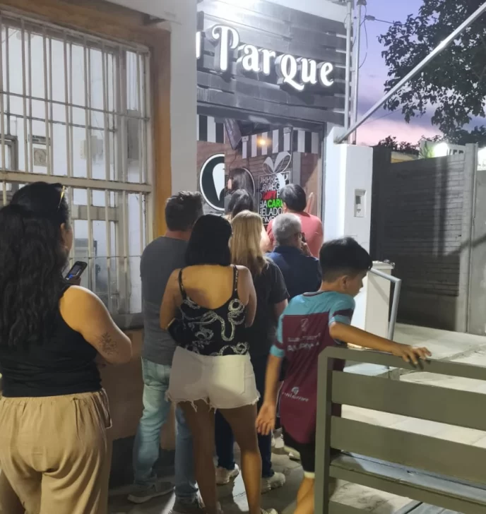 Heladerías desbordadas y largas filas para aprovechar el 2×1 de la “Noche de las Heladerías” en San Juan Heladerías desbordadas y largas filas para aprovechar el 2×1 de la “Noche de las Heladerías” en San Juan