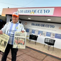 El “hombre dispenser” visitó el stand, mostró las tapas que guarda de su paso por Tinelli y recordó sus “30 segundos de fama”