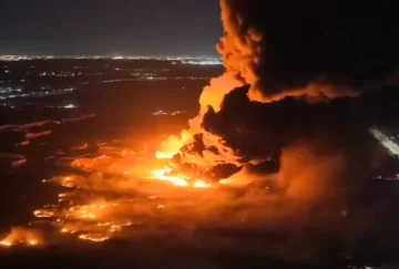 Explosión e incendio en el parque industrial de Ezeiza: el fuego afectó cinco plantas y hubo al menos 25 heridos Explosión e incendio en el parque industrial de Ezeiza: el fuego afectó cinco plantas y hubo al menos 25 heridos