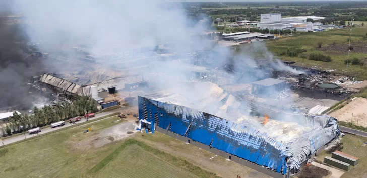 Pérdidas millonarias y algunos focos de incendio activos, el balance tras la explosión en Ezeiza Pérdidas millonarias y algunos focos de incendio activos, el balance tras la explosión en Ezeiza