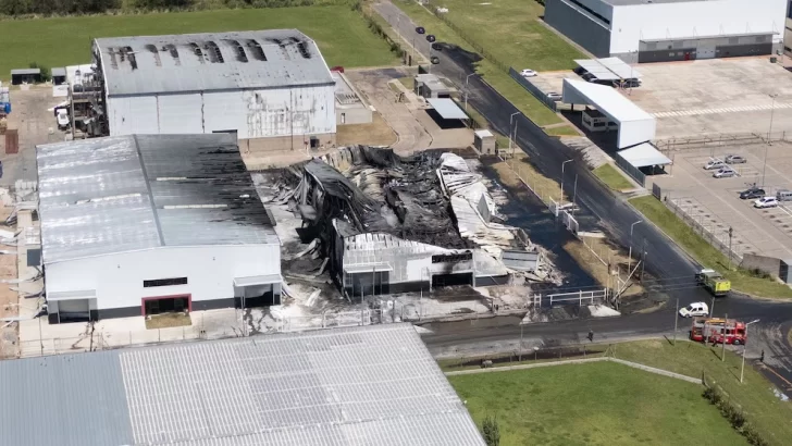 Este lunes comienzan las pericias para determinar el origen del incendio en Ezeiza Este lunes comienzan las pericias para determinar el origen del incendio en Ezeiza