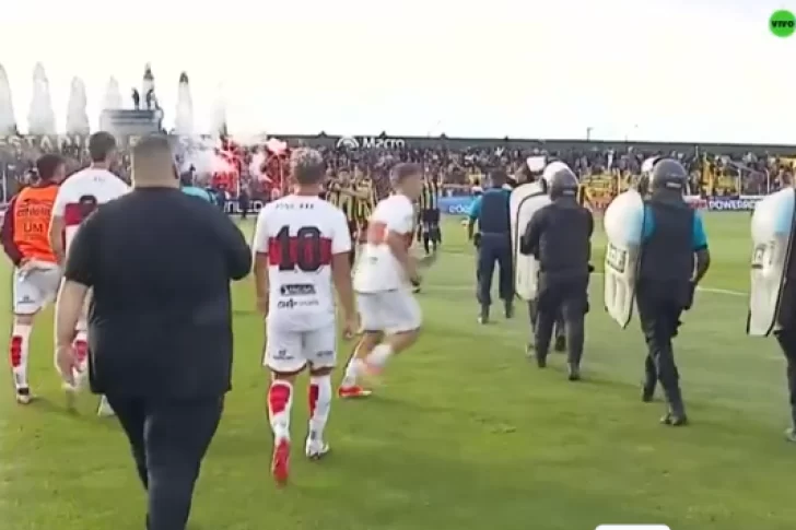 [VIDEO] Incidentes en el final de Deportivo Madryn vs Morón: trompadas, patadas e insultos entre los jugadores