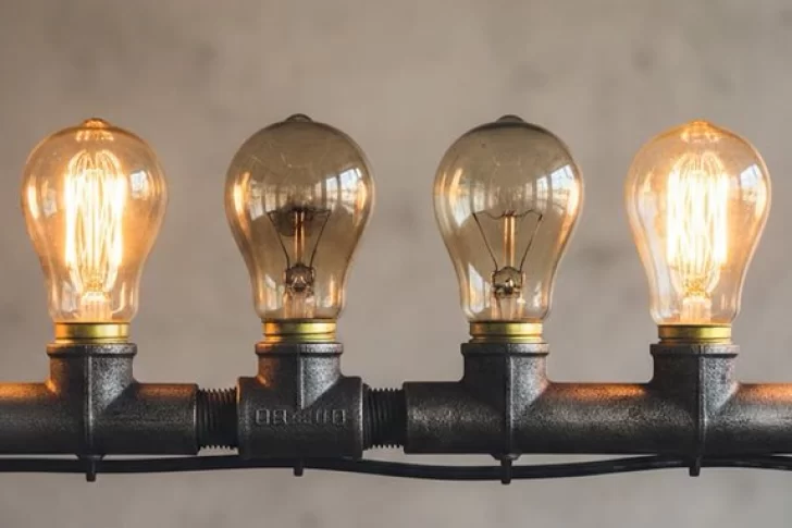 Focos quemados con nueva vida: cómo convertirlos en decoración navideña