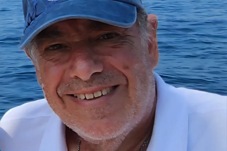 La increíble historia del bebé entregado al nacer que a los 8 años perdió a sus padres adoptivos y hoy, con 66, busca sus raíces biológicas