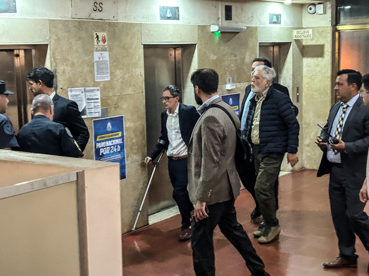 Julio De Vido se entregó en Comodoro Py y quedó detenido por la tragedia de Once Julio De Vido se entregó en Comodoro Py y quedó detenido por la tragedia de Once