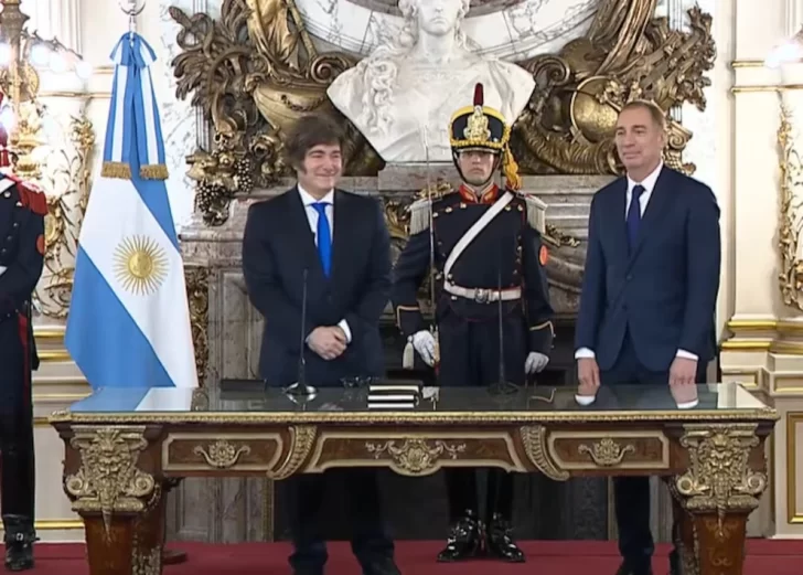 Javier Milei le tomó juramento a Diego Santilli como nuevo ministro del Interior Javier Milei le tomó juramento a Diego Santilli como nuevo ministro del Interior