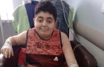 El desafío de aprender a caminar, otra vez: la realidad del joven que se accidentó al bajar de un colectivo de la RedTulum