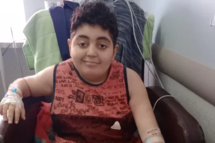 El desafío de aprender a caminar, otra vez: la realidad del joven que se accidentó al bajar de un colectivo de la RedTulum