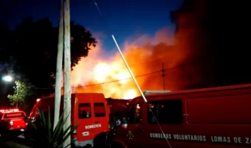 Feroz incendio en dos fábricas de plásticos en Lomas de Zamora: los vecinos fueron evacuados Feroz incendio en dos fábricas de plásticos en Lomas de Zamora: los vecinos fueron evacuados