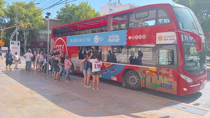 El bus turístico se despide con un variado grupo de visitantes y sanjuaninos El bus turístico se despide con un variado grupo de visitantes y sanjuaninos