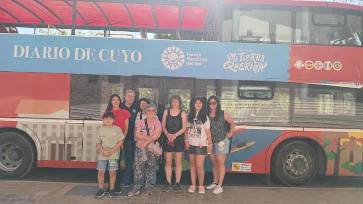 El bus turístico se despide con un variado grupo de visitantes y sanjuaninos - Image 1