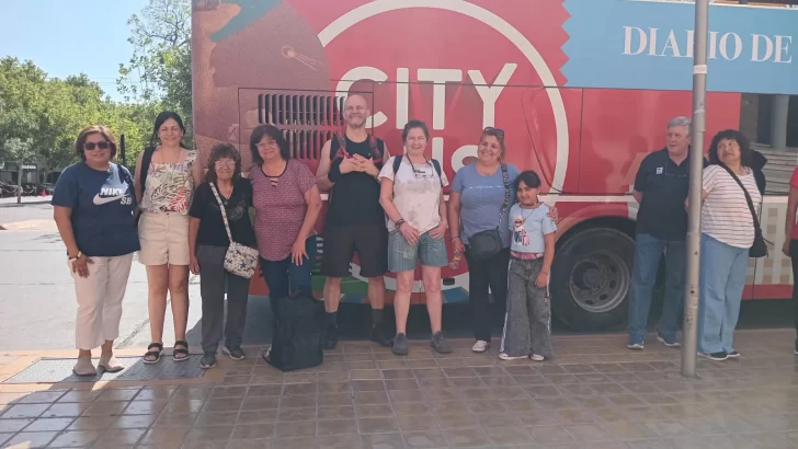 El bus turístico se despide con un variado grupo de visitantes y sanjuaninos - Image 2