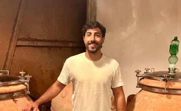 La historia del microbiólogo argentino especializado en vino que está transformando el sector vitivinícola