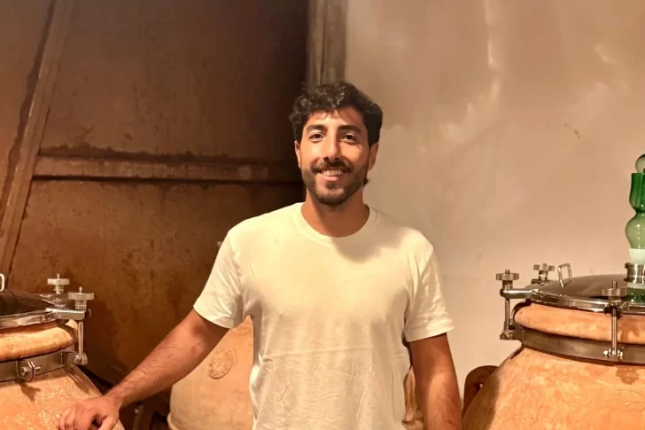 La historia del microbiólogo argentino especializado en vino que está transformando el sector vitivinícola