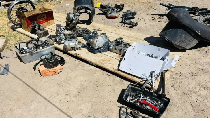 Siguieron a un sospechoso hasta el fondo de una casa donde hallaron un desarmadero ilegal de motos presuntamente robadas Siguieron a un sospechoso hasta el fondo de una casa donde hallaron un desarmadero ilegal de motos presuntamente robadas