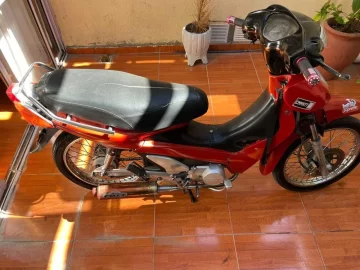 Quedó filmado cuando se robó una moto de una casa: piden ayuda para recuperarla