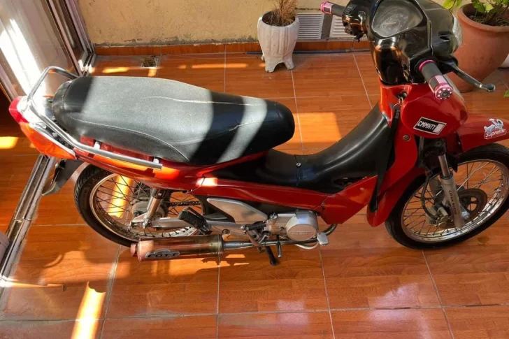 Quedó filmado cuando se robó una moto de una casa: piden ayuda para recuperarla