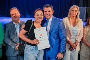 Orrego entregó escrituras y viviendas a más de 400 familias sanjuaninas