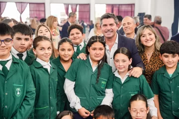Orrego completó la entrega de 30.000 computadoras a estudiantes y docentes Orrego completó la entrega de 30.000 computadoras a estudiantes y docentes