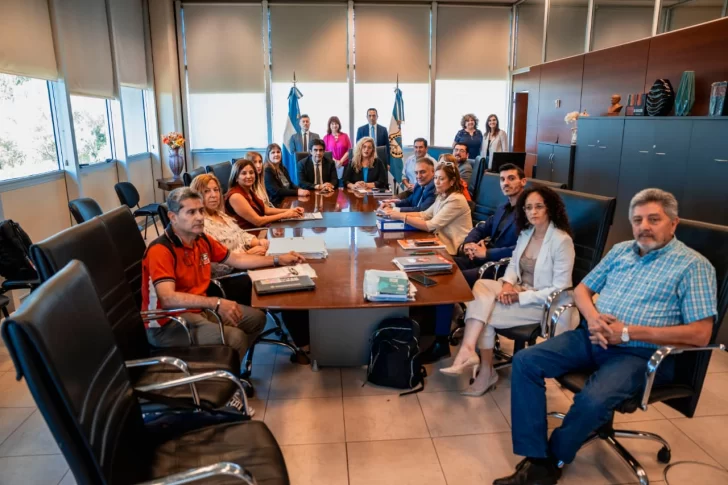 Paritaria docente: Gobierno hizo una propuesta superadora, con aumentos atados al IPC y alza en otros ítems; los gremios responden el lunes Paritaria docente: Gobierno hizo una propuesta superadora, con aumentos atados al IPC y alza en otros ítems; los gremios responden el lunes